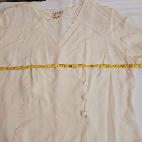 New York City Design Co cream silk top size 1X - Picture 9 of 10